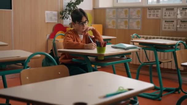 Alone Little Boy Empty School Class Room Sitting Desk Table — Stock Video