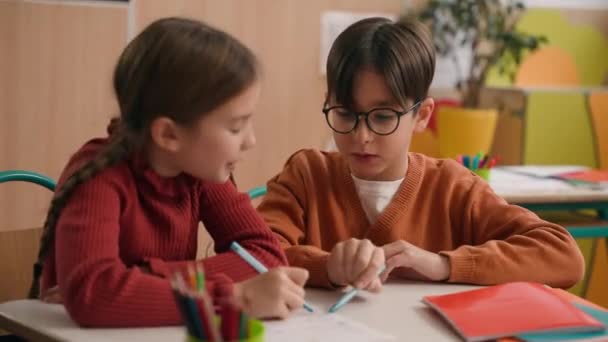 Beyaz Öğrenci Okul Dersinde Birlikte Küçük Bir Çocuğa Yardım Mektubu — Stok video
