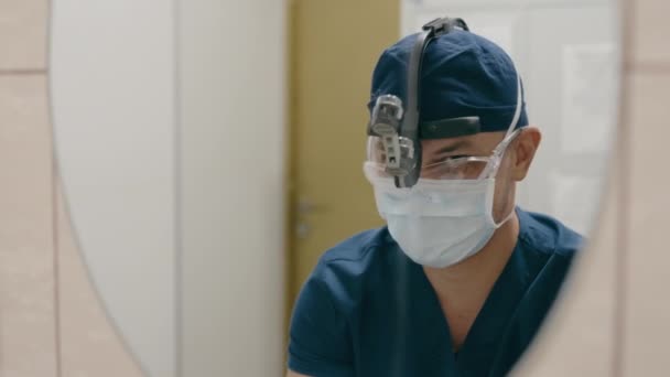 Männlich Arzt Mann Medizinischer Maske Arzt Chirurg Sanitäter Spiegel Krankenhaus — Stockvideo