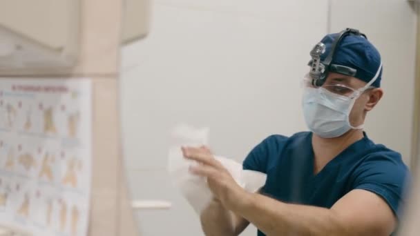 Chirurg Man Arts Wassen Handen Het Ziekenhuis Man Medisch Desinfecteren — Stockvideo