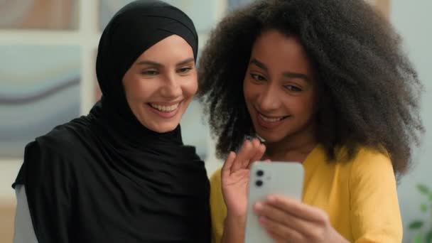 Dos Mujeres Negocios Felices Multirraciales Chica Afroamericana Musulmana Árabe Islámica — Vídeos de Stock