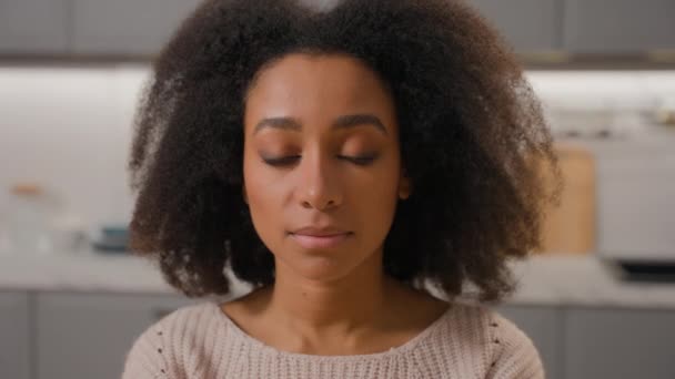 クローズアップエスニックガールはホームキッチンでアフリカ系アメリカ人女性に顔を向ける 若い女性のヘッドショットの肖像画 カールヘアスタイル 健康な肌の自然な美容医療保険 — ストック動画