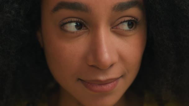 クローズアップフェイス美しい民族的アフリカ系アメリカ人女性笑顔若い女性ビジネスマン20S遺伝子Zガールの肖像画女性はカメラの暗い目を見る健康な皮の自然な構造の美容健康の医学の広告を見ます — ストック動画