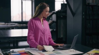 Kafkasyalı iş kadını moda tasarımcısı mimar yönetici ofis işkadını müşterileri ile internet üzerinden sohbet ederek kumaş örnekleri ev iç tasarımı veya giysi atölyesi üzerinde çalışıyor.
