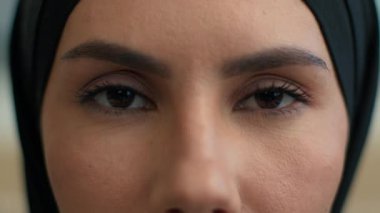 Makro kadın gözlerini kapat Müslüman Müslüman kadın tesettürlü Arap dindar kız gözlerini aç kameraya bak iyi görüş iris görüşlü doğal makyaj koyu kirpikleri gizemli görünüyor