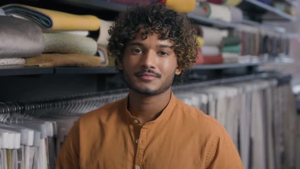 Arap Hindistanlı Etnik Erkek Müşteri Satıcısı Moda Tasarımcısı Tekstil Dükkanında — Stok video
