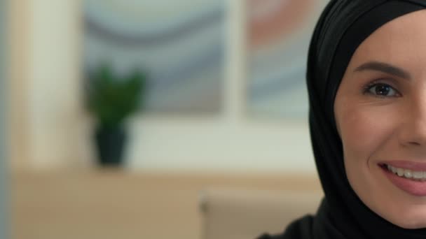 近半张脸阿拉伯穆斯林伊斯兰妇女黑头巾室内女性画像快乐地笑着对镜头微笑的女孩伊斯兰宗教信仰传统头巾健康美丽空旷的空间 — 图库视频影像