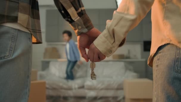 Close Paar Hände Halten Schlüssel Kaufen Haus Eigene Wohnung Kind — Stockvideo