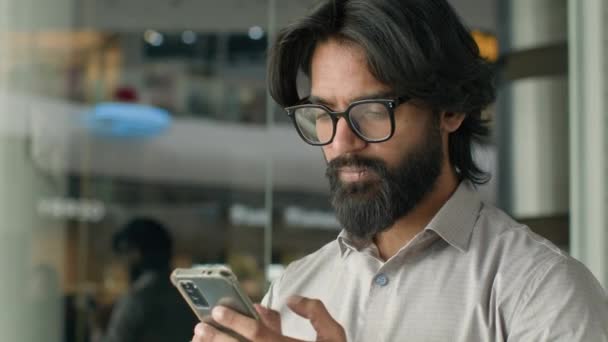 Konzentrierte Ernsthafte Indische Mann Bärtigen Geschäftsmann Mit Brille Männlichen Kerl — Stockvideo