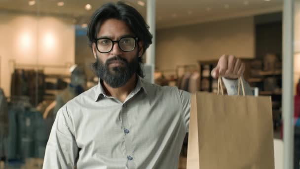 Серьезный Уверенный Индийский Мужчина Мужчина Бизнесмен Клиент Покупатель Магазине Одежды — стоковое видео