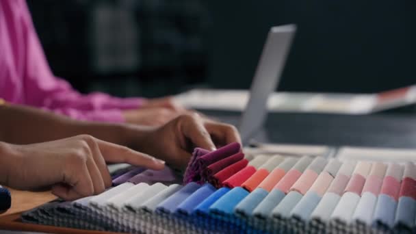 디자이너 패브릭 컬렉션을 닫습니다 노트북을 타이핑 아틀리에에서 꿰매는 디자인에 색상을 — 비디오