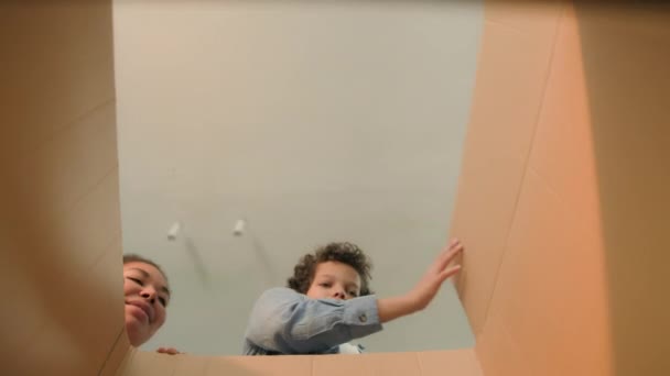 Inneren Des Kartons Ansicht Glücklich Lächelnd Afroamerikanische Familie Eltern Mama — Stockvideo