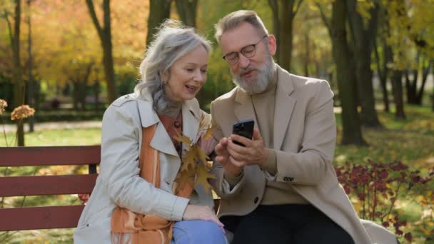 Kafkasyalı Emekli Çift Aşık Olgun Kadın Erkek Banka Oturup Cep — Stok video