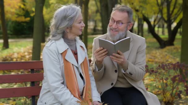 Inteligente Retirado Pareja Abuelos Mujer Hombre Leer Poesía Aire Libre — Vídeos de Stock
