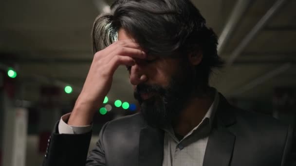 Stressad Frustrerad Indisk Man Underjordisk Parkeringsplats Lider Spänning Besviken Manlig — Stockvideo