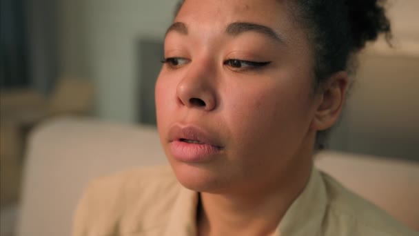 アフリカ系アメリカ人女性を閉じる 悲しい顔 イライラした不安定な落ち込んだエスニックガール 心配した 問題解決は家庭で苦しむ 女性だけが孤独なネガティブな考え — ストック動画