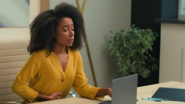 Afroamerykanka Chory Chory Biznes Kobieta Biznes Dziewczyna Pracownik Pracujący Laptop — Wideo stockowe