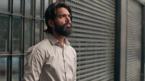 Серьезный Задумчивый Индийский Человек Вдумчивый Мужчина Бизнесмен Бородатый Предприниматель Мышление — стоковое видео