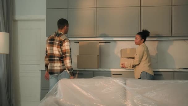アフリカ系アメリカ人の家族の悲しい男と女性のカップルのパックのボール紙箱は 不動産ローン債務回避のアパート部門から移動移動日移転住住住居を修理 — ストック動画