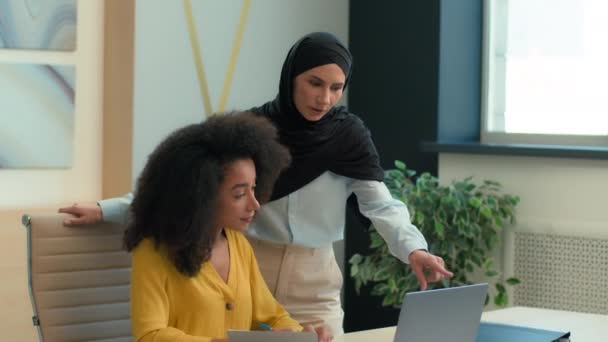 Арабська Ісламська Жінка Хіджабі Лідер Тренер Допомагає Афроамериканському Співробітнику Ноутбуком — стокове відео