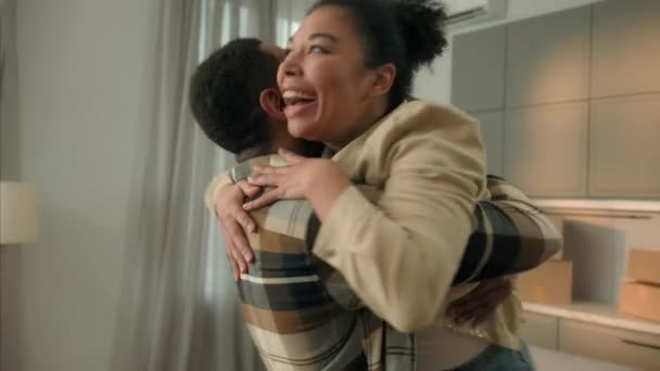 幸せな家族 アフリカ系アメリカ人の愛 カップル ホーム 所有者は新しいアパートに移動 楽しいボーイフレンド ガールフレンド お祝い 陽気な 賃貸住宅不動産ローンを購入 — ストック動画
