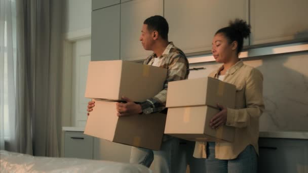 悲痛欲绝的一对非洲裔美国家庭房客带着纸板箱离开了家搬迁当天令人失望的男人女人搬出了公寓抵押贷款房屋 — 图库视频影像
