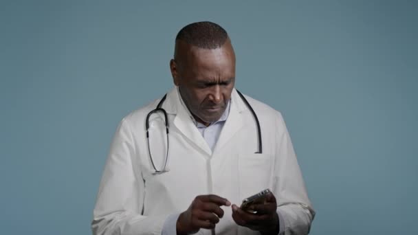 Afroamerikansk Man Läkare Får Sms Meddelande Mobiltelefon Läser Goda Nyheter — Stockvideo