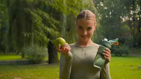 运动女性白种女白种女健身女在城市公园锻炼后饮水瓶淡水快乐女运动员健康饮食减肥 — 图库照片