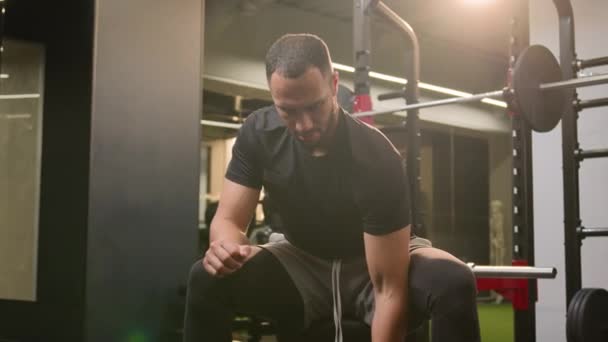 아프리카계 미국인 리프트 체육관 스포츠 트레이너 양손을 올리는 — 비디오