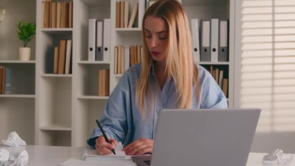 코카서스 사업가 비즈니스 아이디어 노트북에서 종이의 시트의 스트레스 불행한 노트를 — 비디오