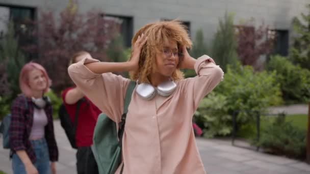 怒っている悪人のグループ ティーンエイジャー いじめ アフリカ系アメリカ人 悲しい ティーン 手の大学の人種差別 — ストック動画