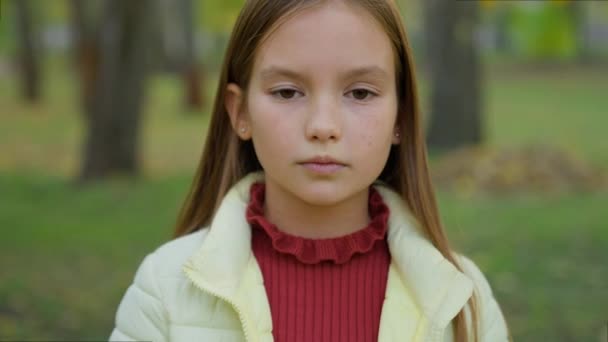 Caucasiano Adorável 10S Adotado Menina Criança Criança Filha Estudante Grave — Vídeo de Stock