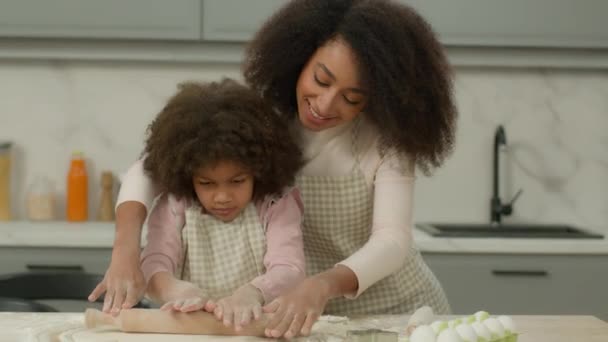 Счастливая Афро Американская Семья Домашней Кухне Мама Женщина Учит Милый — стоковое видео
