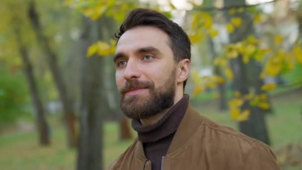 Retrato Close Caucasiano Feliz Sorrindo Dentário Homem Millennial Cara Meia — Vídeo de Stock