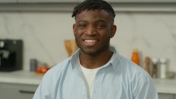 ハッピー 微笑みの肖像 民族的 健康な 肯定的な アフリカ アメリカ人 ホーム キッチン 不動産 — ストック動画