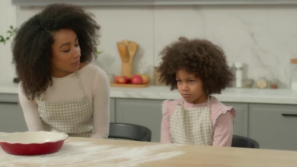 Afro Amerikan Ailesi Mutfakta Üzgün Utangaç Küçük Utangaç Kız Sevimli — Stok video