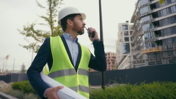 Capataz Caucasiano Caminhando Empreiteiro Engenheiro Civil Segurando Plano Planta Construção — Vídeo de Stock