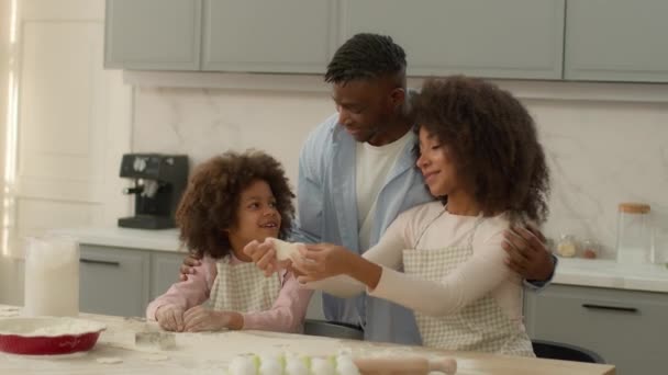 Счастливая Афроамериканская Семья Домашней Кухне Женщина Мужчина Маленькая Девочка Отец — стоковое видео