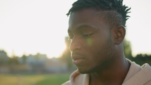 Outdoor Close Man Gezicht Afro Amerikaanse Etnische Sport Man Pensive — Stockvideo