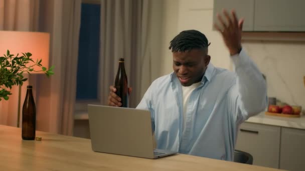 Alcohol Verslaafde Dronken Afro Amerikaanse Man Man Verdrietig Gestrest Boos — Stockvideo