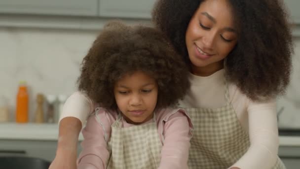 Afroamerikanerin Mutter Helfen Kleine Vorschulmädchen Kind Kochen Mehlteig Hause Küche — Stockvideo