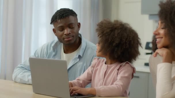 Familia Fericită Afro Americană Zâmbitoare Împreună Folosind Laptop Domiciliu Vorbind — Videoclip de stoc