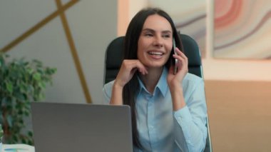 Mutlu gülümseyen iş kadını Kafkasyalı bayan İspanyol bayan yönetici işkadını iş kadını danışman cep telefonlu neşeli akıllı telefon görüşmesi ofis işyerindeki müşteriyi arayın