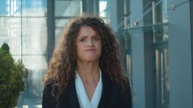 Öfkeli, kızgın, kızgın, kızgın, Kafkasyalı, kadın, iş kadını, öfkeli, sinirli, sinirli, olumsuz ifade.