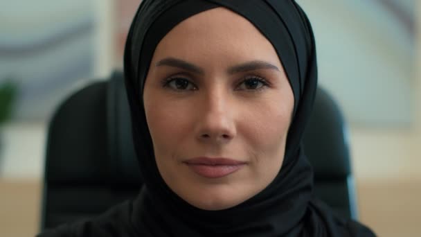 Närbild Står Inför Allvarliga Lugn Arabisk Etnisk Kvinna Muslimsk Islamisk — Stockvideo