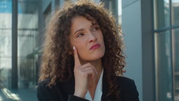 Kaukasische Nachdenklich Verwirrt Mädchen Jung Denkend Geschäftsfrau Kreativ Geschäftsfrau Denken — Stockvideo