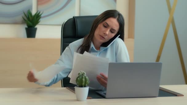 Kaukasische Mädchen Geschäftsfrau Multitasking Beschäftigt Büroangestellte Reden Mobiltelefon Überprüfen Papiere — Stockvideo