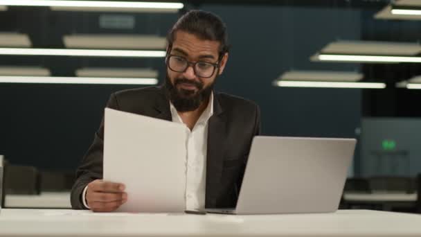 Арабський Мусульманський Бізнесмен Індійський Бізнесмен Менеджер Роботодавець Підприємець Здивував Емоційним — стокове відео