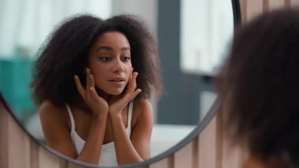 Spiegelreflectie Badkamer Vrij Aantrekkelijke Vrouw Afro Amerikaanse Meisje Vrouwelijke Huidverzorging — Stockvideo