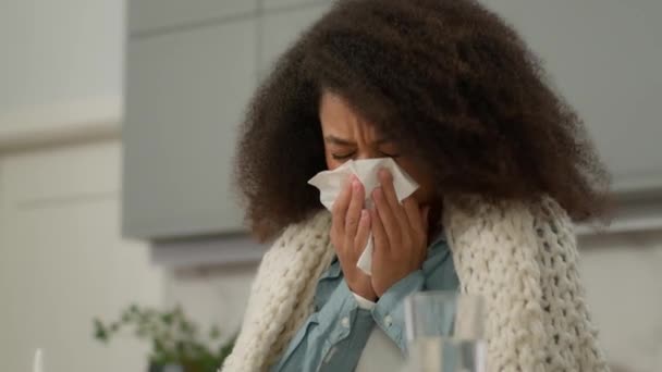 アフリカ系アメリカ人女性 悪い感じ 不健康な健康問題 アレルギー くしゃみ ナプキンで雨の鼻吹き 冷たいウイルス鼻炎の病気 自宅のキッチン医学で — ストック動画